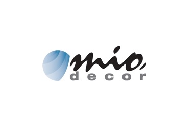 Logo firmy Mio Decor z abstrakcyjnym, błękitnym elementem graficznym po lewej stronie i napisem 'mio decor' w ciemnoszarym kolorze na białym tle.