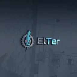 Eleganckie logo firmy Elter z symbolem błyskawicy w kole zębatym, na tle nowoczesnego biura z szarą ścianą i przeszklonymi ścianami działowymi.