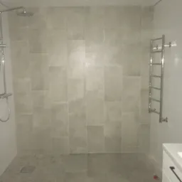 Nowoczesna kabina prysznicowa walk-in z szarymi płytkami w Gdańsku, z odpływem liniowym i grzejnikiem drabinkowym.