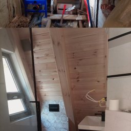ART-BUD - Poddasze w trakcie remontu: widoczny stelaż podtynkowy WC marki Cersanit z niepodłączonymi instalacjami, oraz wykończona łazienka z drewnianą boazerią, oknem dachowym i czarną armaturą.