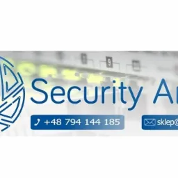 Logo firmy Security Arena z numerem telefonu i adresem e-mail na tle rozmytego sprzętu sieciowego.
