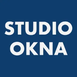 Logo firmy Studio Okna na ciemnoniebieskim tle.