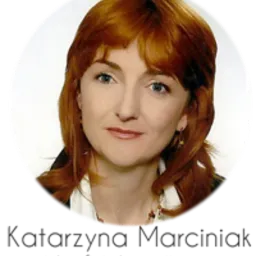 Portret kobiety o rudych włosach, ubrana w białą bluzkę i czarną marynarkę, na jasnym tle.