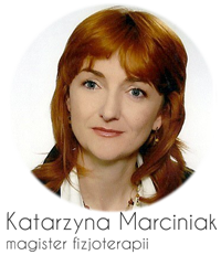 Portret kobiety o rudych włosach, ubrana w białą bluzkę i czarną marynarkę, na jasnym tle.