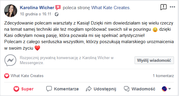 Zrzut ekranu z Facebooka przedstawiający rekomendację warsztatów artystycznych 'What Kate Creates' od użytkowniczki Karoliny Wicher, chwalącej możliwość spróbowania techniki pouring i odkrycia...