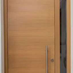 Drzwi zewnętrzne drewniane nowoczesne .