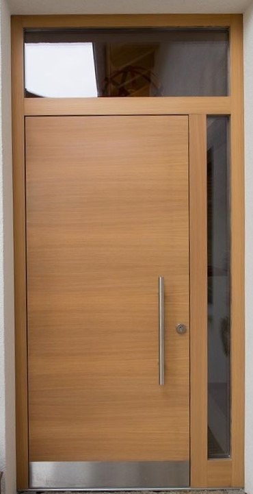 Drzwi zewnętrzne drewniane nowoczesne .