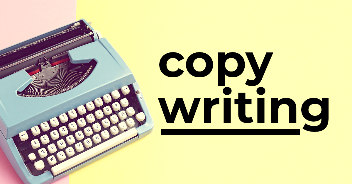 Retro, błękitna maszyna do pisania z układem klawiszy AZERTY, umieszczona na dwukolorowym tle (żółty i różowy), obok napisu 'copy writing' w czcionce bezszeryfowej.