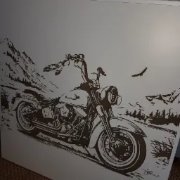 Grafika przedstawiająca motocykl typu chopper na tle górskiego krajobrazu z lecącym ptakiem, wykonana w technice imitującej laserowe grawerowanie na jasnym podłożu.