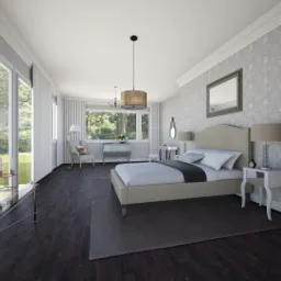 Jasna sypialnia z dużym oknem i widokiem na ogród, drewniana podłoga, wzorzysta tapeta, łóżko z szarą narzutą, stoliki nocne z lampkami, szklany stolik z kwiatami w doniczce.