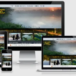 Responsywna strona internetowa 'Domki Złotnickie' wyświetlana na monitorze, laptopie, tablecie i smartfonie, prezentująca widok na jezioro we mgle o wschodzie słońca.