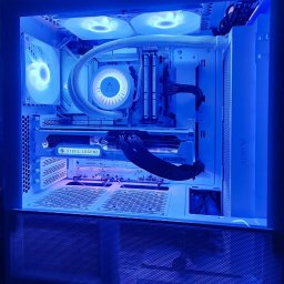 Składanie zestawów: estetyka + airflow + kultura pracy.