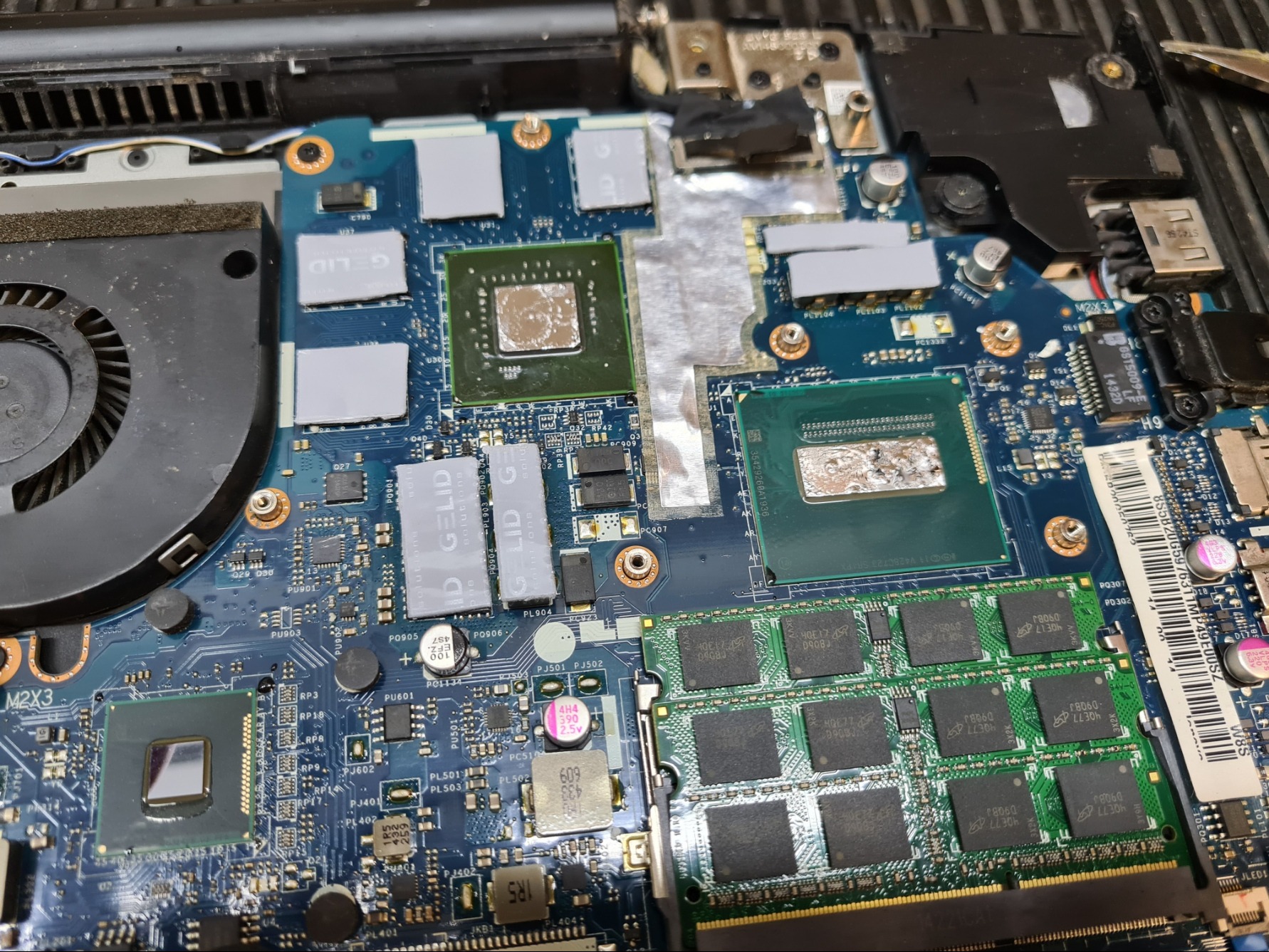 Wymiana pasty i termopadów – prawidłowy kontakt, niższe temperatury.