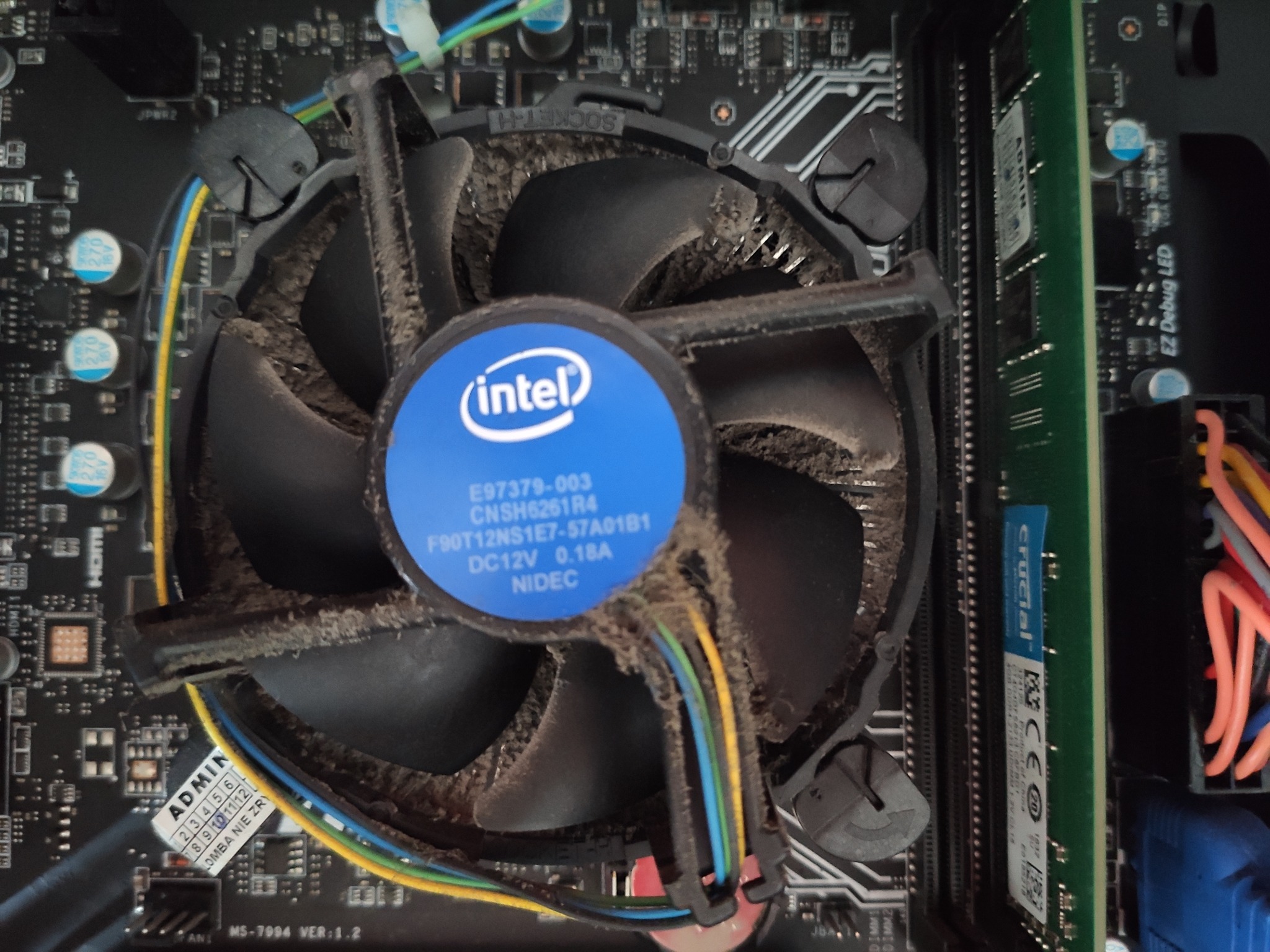 Typowa przyczyna restartów/hałasu: filc z kurzu blokuje przepływ.