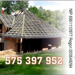 Wizytówka firmy dekarskiej z widokiem na budynek w trakcie budowy dachu, widoczna konstrukcja więźby i membrany dachowej, w tle zieleń drzew.