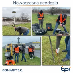 Montaż tyczki geodezyjnej z odbiornikiem GPS, rozkładanie sprzętu pomiarowego z otwartą walizką, obsługa tachimetru przez grupę osób w kamizelkach odblaskowych, wbijanie palika geodezyjnego w ziemię.