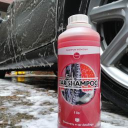 Wiśniowy szampon do auta marki Xpert.