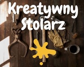 Aranżacja narzędzi stolarskich na tle drewnianych desek, z dodanym napisem 'Kreatywny Stolarz' i plamą koloru żółtego. Widoczne młotki, strug, kombinerki, dłuta, rękawice robocze i metalowy kubek.