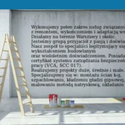 Wnętrze w trakcie remontu z drewnianą drabiną opartą o ścianę, obok puszki z farbami i wałek malarski, na ścianie widoczne hasła reklamowe firmy remontowej.