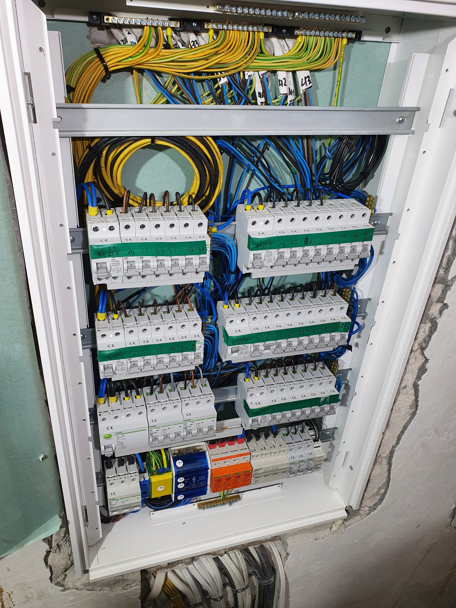 Montaż rozdzielnicy w domu jednorodzinnym.