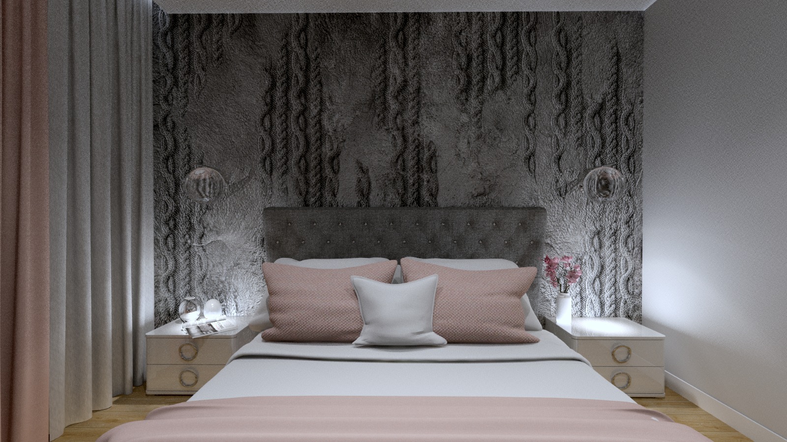 Elegancka sypialnia z szarą tapetą o wzorze warkocza, z łóżkiem z szarym zagłówkiem i różowymi poduszkami, oświetlona przez szklane kinkiety i lampki nocne na białych szafkach.