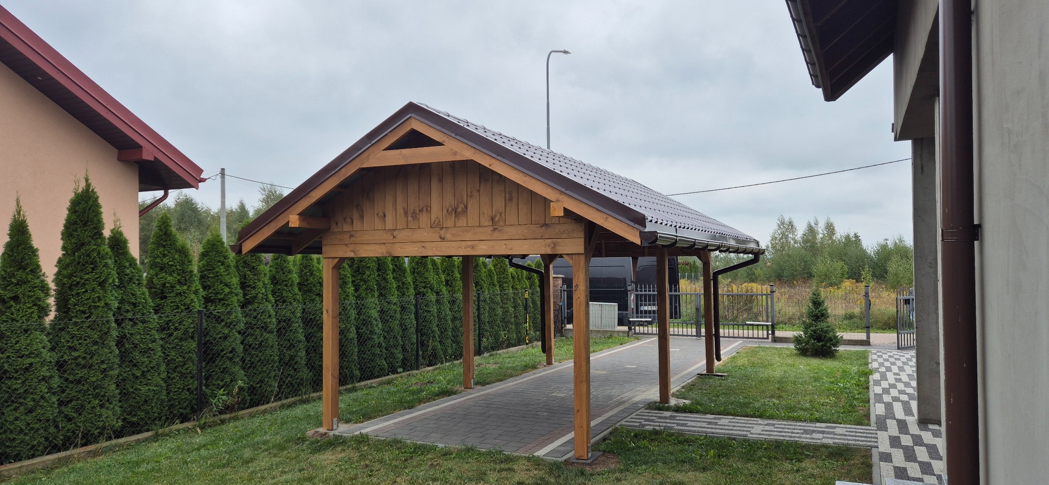 Wiata drewniana z drewna klejonego kryta blachodachowka .