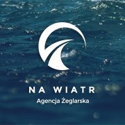 Logo Agencji Żeglarskiej 'NA WIATR' na tle wzburzonego morza. Stylizowany symbol w kształcie żagla lub fali.
