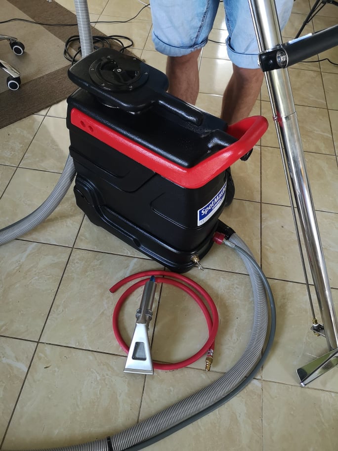 Profesjonalny ekstraktor do czyszczenia dywanów SpotMaster z akcesoriami na kafelkach podłogowych.
