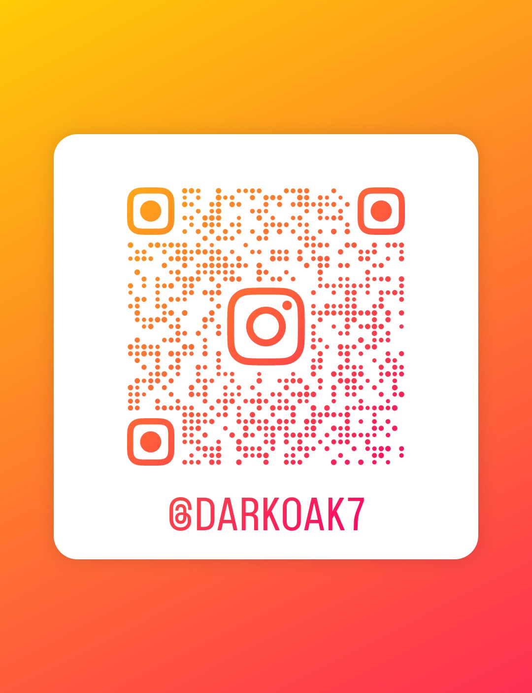Pomarańczowy kod QR z logo Instagrama i nazwą użytkownika @DARKOAK7 na białym tle, całość na gradientowym tle pomarańczowo-żółtym.