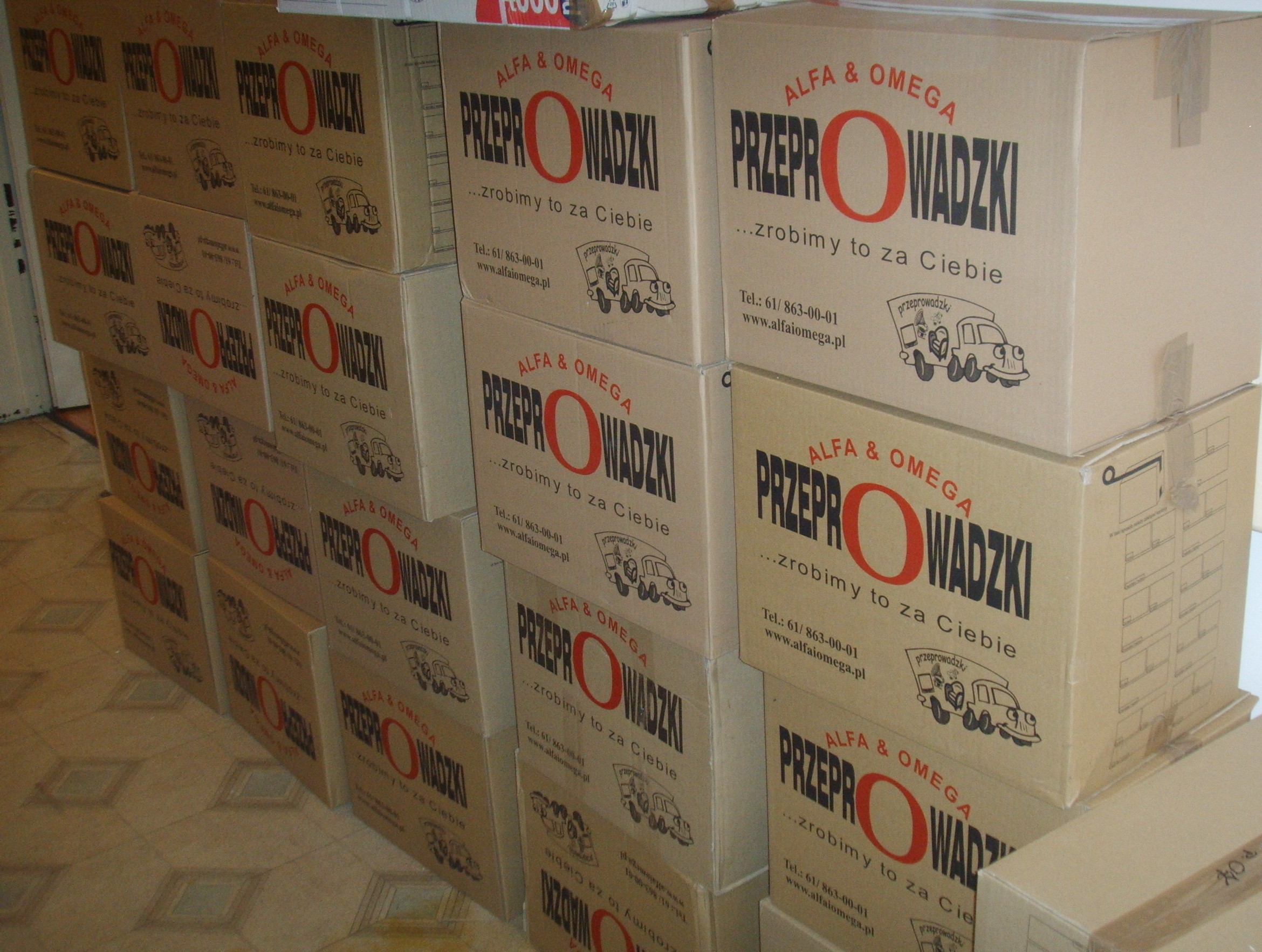 Stos kartonowych pudeł z nadrukowanym logo firmy przeprowadzkowej Alfa & Omega oraz hasłem '...zrobimy to za Ciebie' i rysunkiem wesołego samochodu dostawczego.