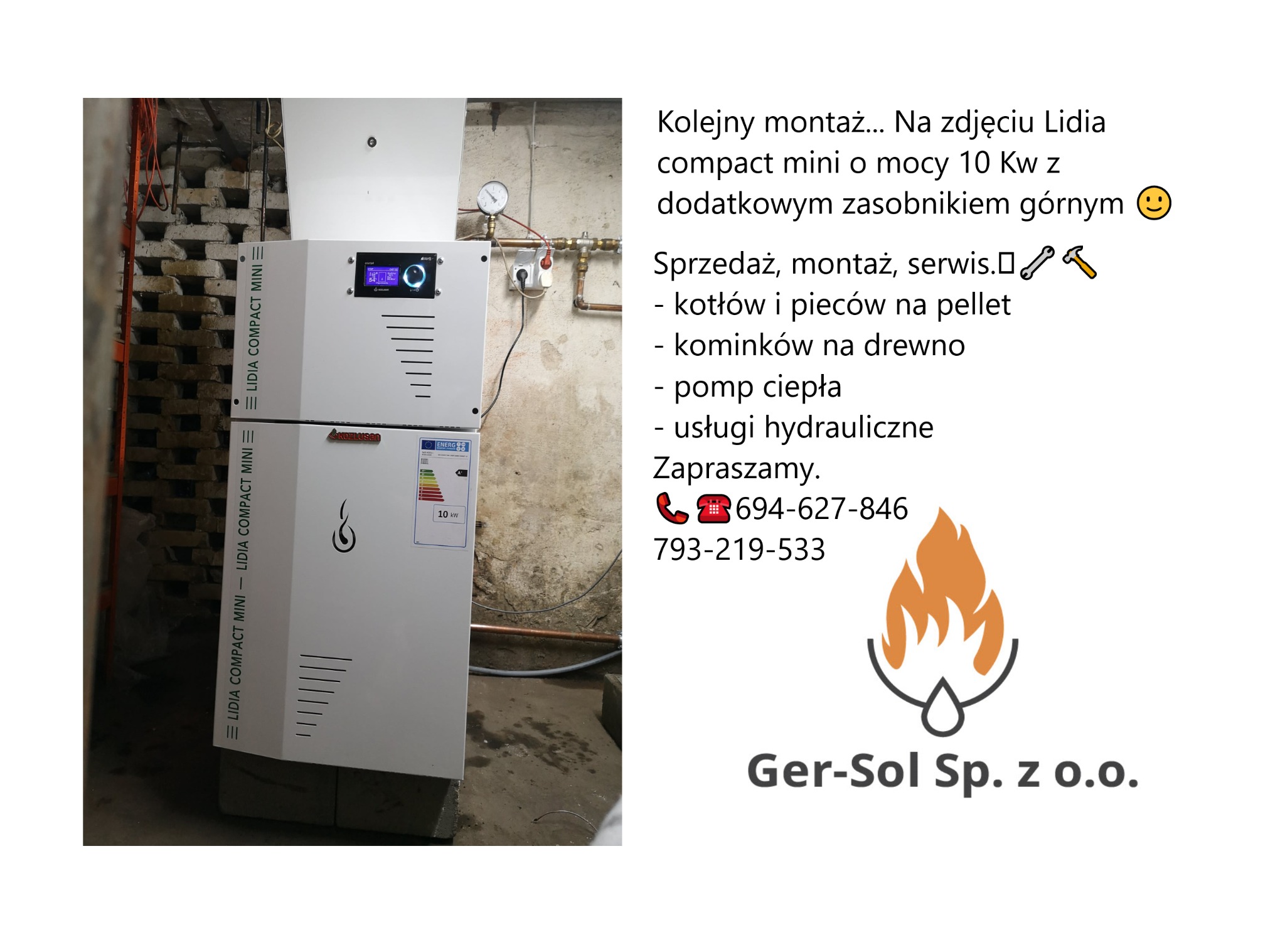 Biały, kompaktowy piec gazowy Lidia Compact Mini o mocy 10 kW z górnym zasobnikiem, zamontowany w piwnicy na betonowych bloczkach, widoczne rury i przewody.