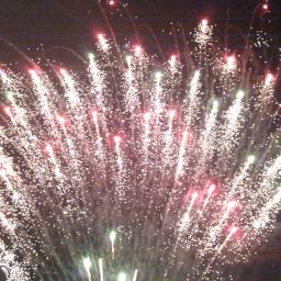 Firma Wielobranżowa ADBAC - Wielobarwne fajerwerki rozświetlają nocne niebo, widoczne smugi światła i iskry w odcieniach bieli, czerwieni i zieleni, zdjęcie z datą w prawym dolnym rogu.