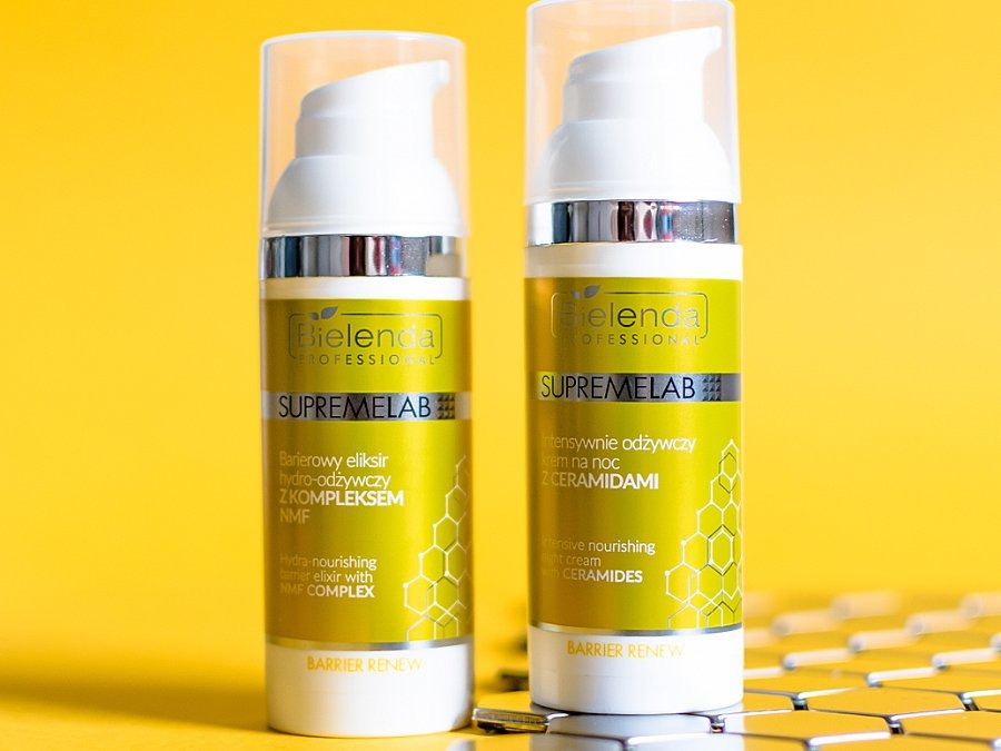 Dwa flakony Bielenda Professional Supremelab Barrier Renew z ceramidami, eliksir i krem na noc, prezentowane w Krosno na żółtym tle z elementami dekoracyjnymi.