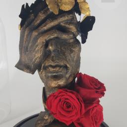 Beata Borgus BB Florist Pracownia Florystyczna Beata Borgus - Rzeźba z wiecznym różami zamknięta w szklanej kopułe. Ekskluzywny prezent