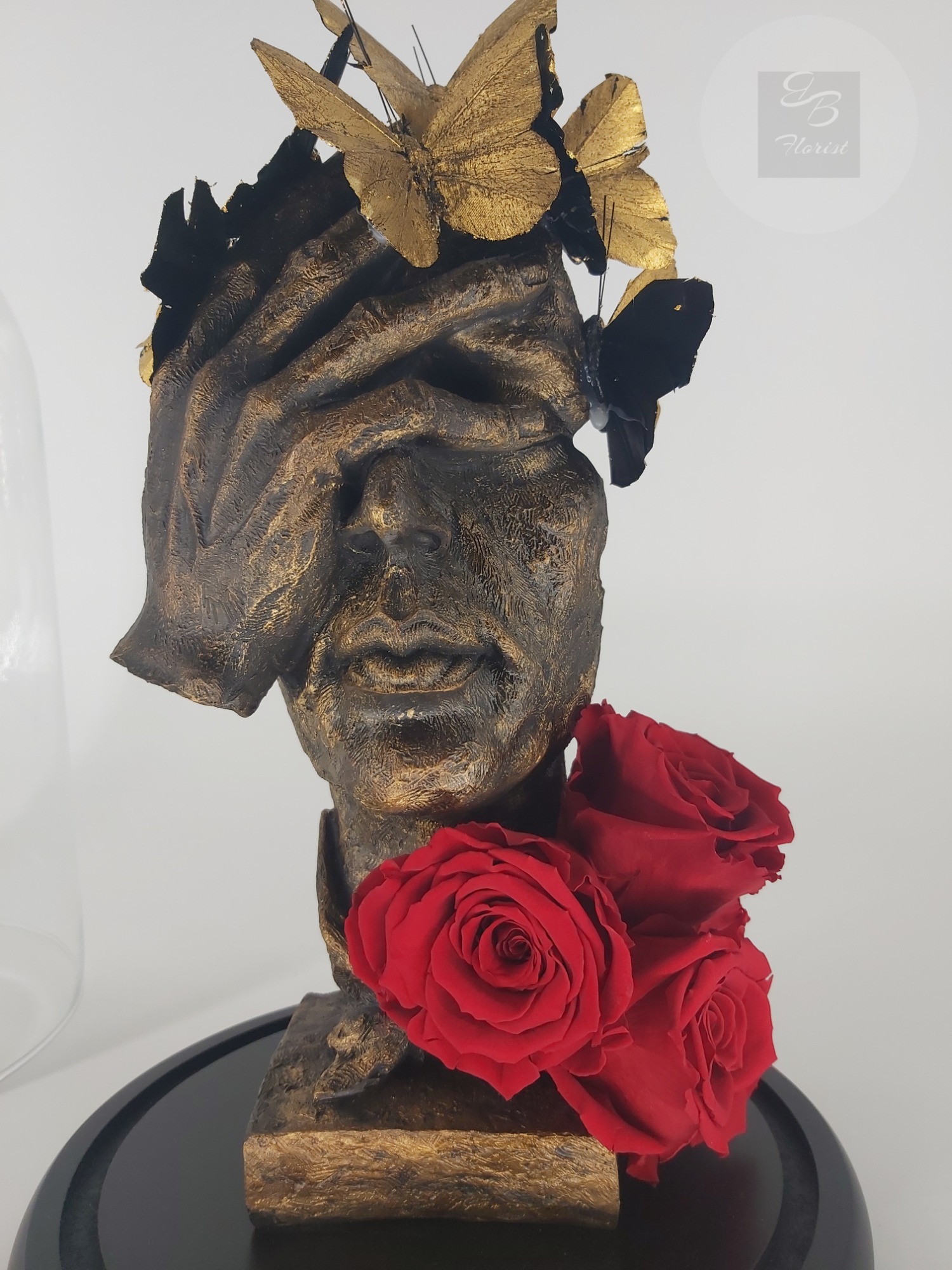 Rzeźba z wiecznym różami zamknięta w szklanej kopułe. Ekskluzywny prezent