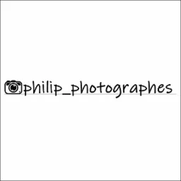 Logo fotografa z ikoną aparatu i nazwą firmy 'philip_photographes' napisaną odręcznym krojem pisma.