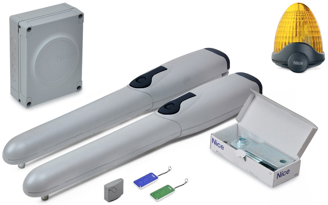 Zestaw do automatyzacji bram: dwa siłowniki marki Nice, centrala sterująca, lampa ostrzegawcza, dwa piloty oraz akcesoria montażowe w pudełku, wszystko na białym tle.