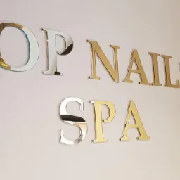 literki z bezbarwnej plexi i złotej plexi