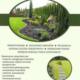 Ulotka reklamowa firmy ogrodniczej: zadbany ogród z równo przystrzyżonym trawnikiem, ozdobnymi krzewami i wysokimi tujami w tle, z informacjami o projektowaniu, zakładaniu i pielęgnacji ogrodów...