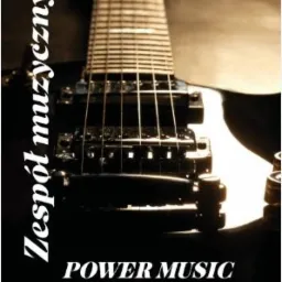 Czarno-białe zdjęcie gitary elektrycznej z napisem 'Zespół muzyczny' pisanym pionowo po lewej stronie, poniżej 'POWER MUSIC' i numer telefonu oraz adres strony na Facebooku. Zdjęcie przypomina...