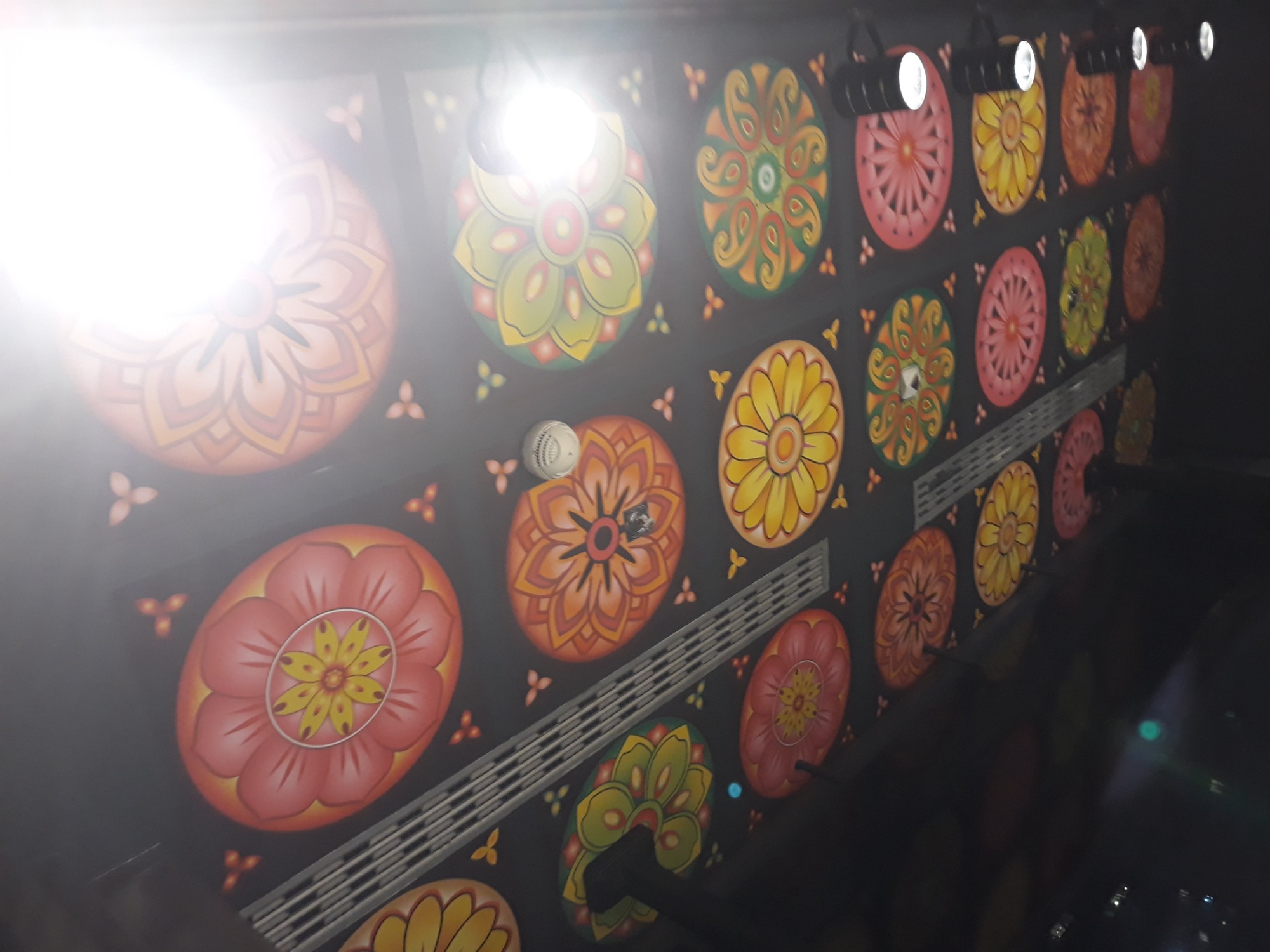 Rondo ONZ. Sklep kosmetyków. Sufit.