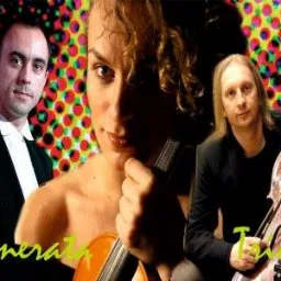 Promocyjne zdjęcie zespołu muzycznego Camerata Tulis z trzema członkami: mężczyzna w smokingu, kobieta z skrzypcami i mężczyzna z wiolonczelą na tle kolorowego wzoru.