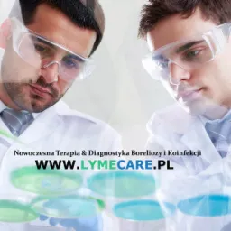 Dwóch mężczyzn w białych fartuchach i okularach ochronnych pracuje z pipetą i szalkami Petriego w laboratorium, nakładka tekstowa 'Nowoczesna Terapia & Diagnostyka Boreliozy i Koinfekcji WWW.