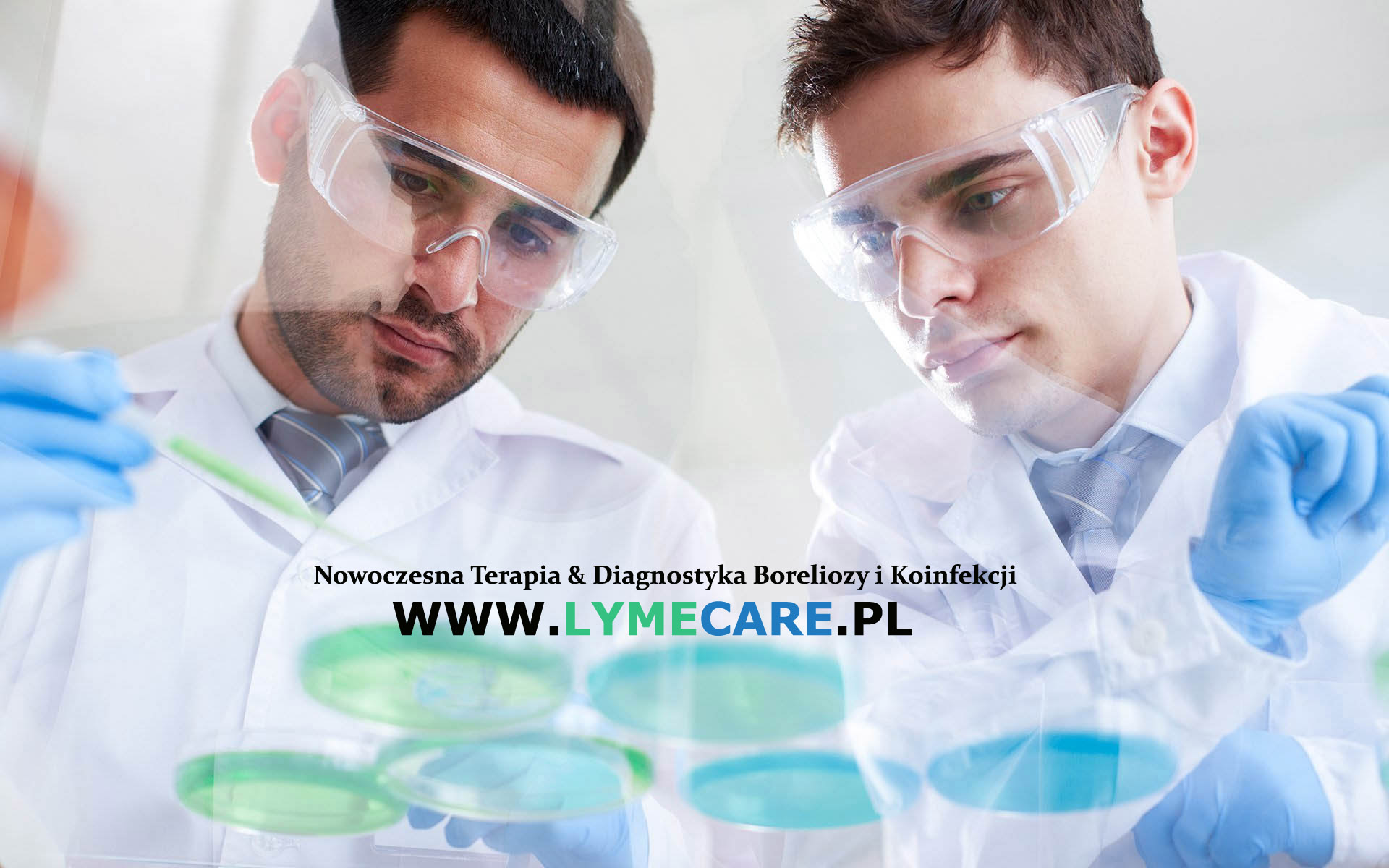 Dwóch mężczyzn w białych fartuchach i okularach ochronnych pracuje z pipetą i szalkami Petriego w laboratorium, nakładka tekstowa 'Nowoczesna Terapia & Diagnostyka Boreliozy i Koinfekcji WWW.