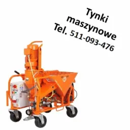 Pomarańczowa maszyna do nakładania tynków, model PFT G4, na białym tle, widoczne przyłącza i panel sterowania.