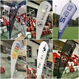 Zestaw zdjęć przedstawiających teardrop flagi reklamowe z nadrukowanymi logotypami firm i hasłami reklamowymi, umieszczone w różnych lokalizacjach, w tym w halach sportowych i na boisku.