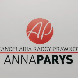 Logo kancelarii prawnej Anna Parys: czerwony okrąg z białymi inicjałami AP, poniżej napis Kancelaria Radcy Prawnego i imię i nazwisko Anna Parys, wszystko na jasnoszarym tle.