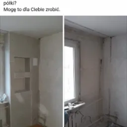 Wnętrze w trakcie remontu: zabudowa z płyt karton-gips z wnękami na półki, widoczne rury i instalacje elektryczne przed wykończeniem, okno z grzejnikiem w tle.