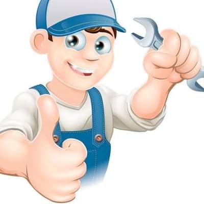 Kreskówkowy hydraulik w niebieskim kombinezonie i czapce trzyma klucz francuski i pokazuje kciuk w górę na białym tle.