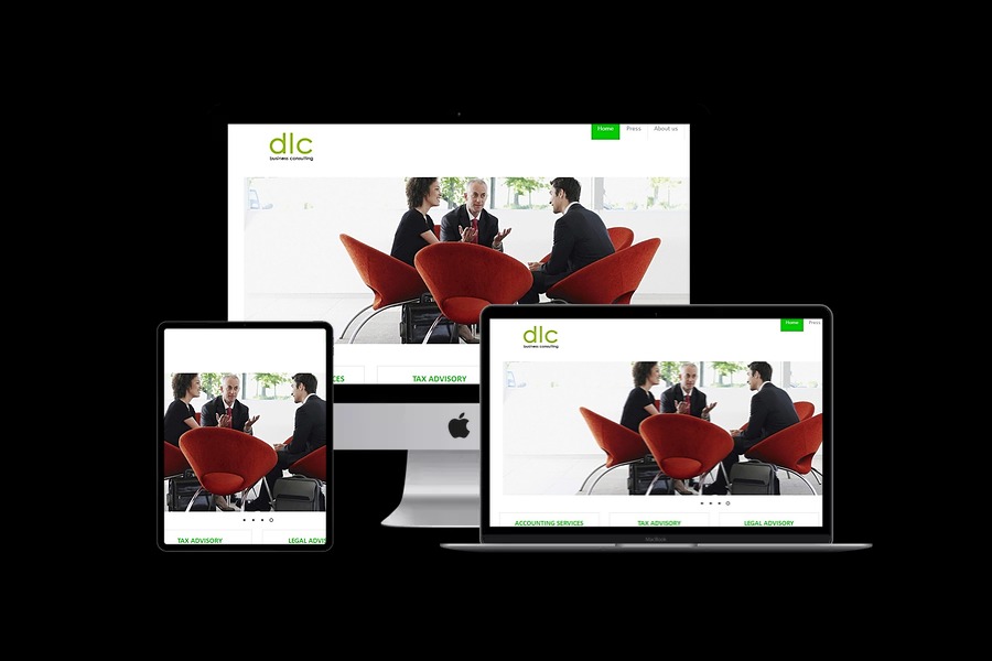 Responsywna strona internetowa firmy konsultingowej DLC wyświetlana na monitorze, laptopie i tablecie, prezentująca spotkanie biznesowe w nowoczesnym biurze.